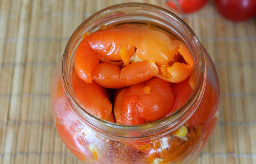 1. Этап. Перец фаршированный морковью на зиму: Перец фаршируем морковной начинкой и плотно укладываем в банку.