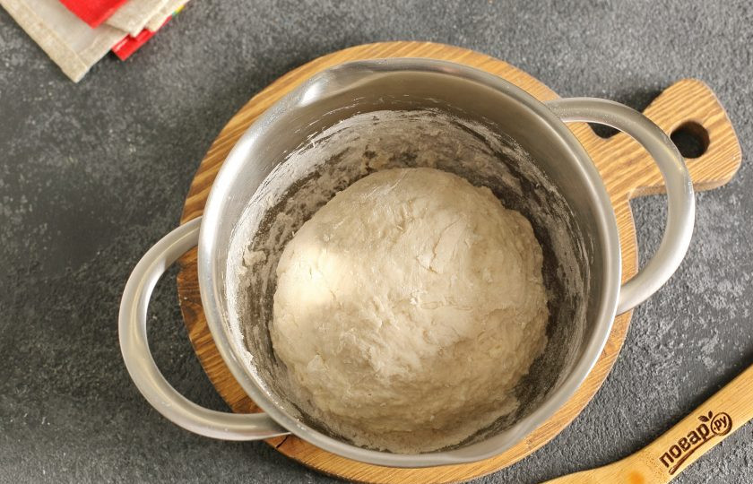 1. Этап. Пышки в мультиварке: Соберите его в шар и дайте полежать 15 минут.