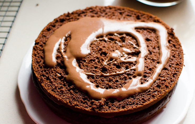 1. Этап. Шоколадный торт без сахара: 9. Промажьте каждый корж кремом.