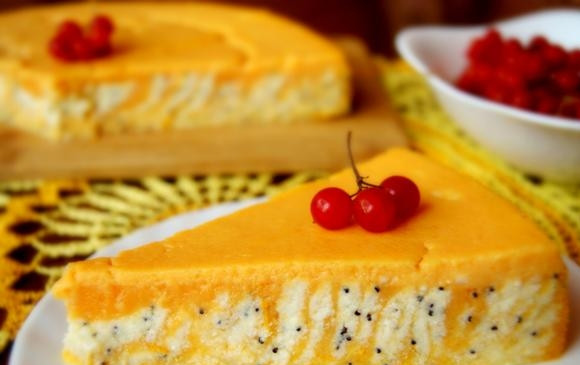 1. Этап. Рецепт запеканки из тыквы: Через 30 минут на запеканку влейте заливку. Уберите её в духовку ещё на 10 минут. Полностью остудите выпечку и пробуйте. Приятного чаепития!