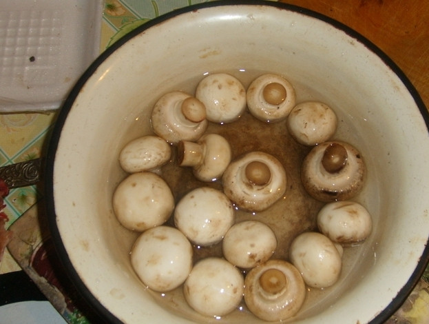 1. Этап. Говядина по-французски в духовке: Воду смешиваем с лимонным соком и моем в этой смеси грибы.