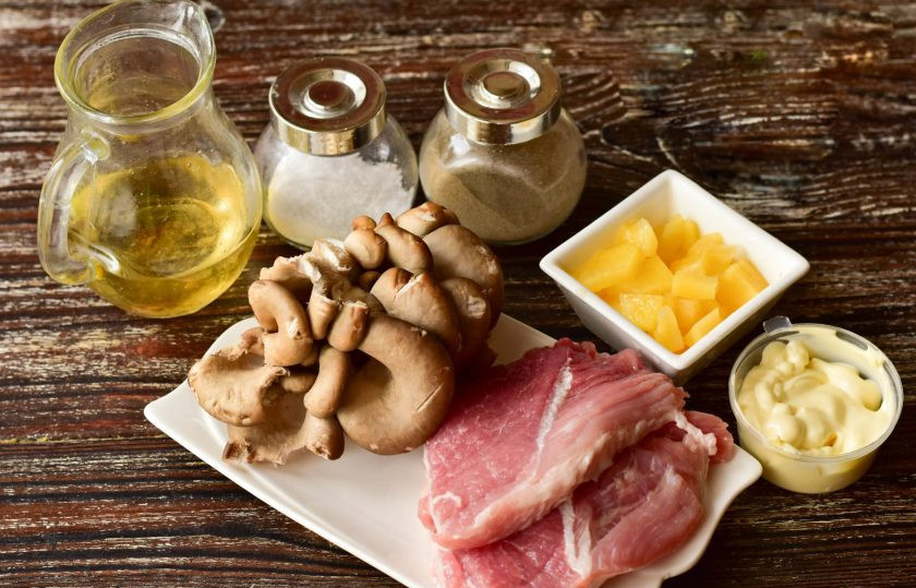 1. Этап. Свинина с ананасами и грибами в духовке: Подготовьте ингредиенты.