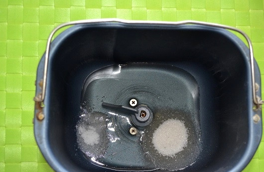 1. Этап. Дрожжевое тесто для ленивых: Добавьте соль.