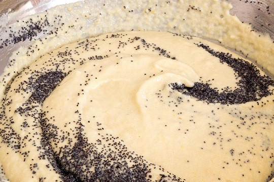 1. Этап. Грушево-лимонный пирог: 7. Добавьте лимонное и грушевое пюре, продолжайте взбивать еще 2-3 минуты. Всыпьте просеянную муку, добавьте мак.