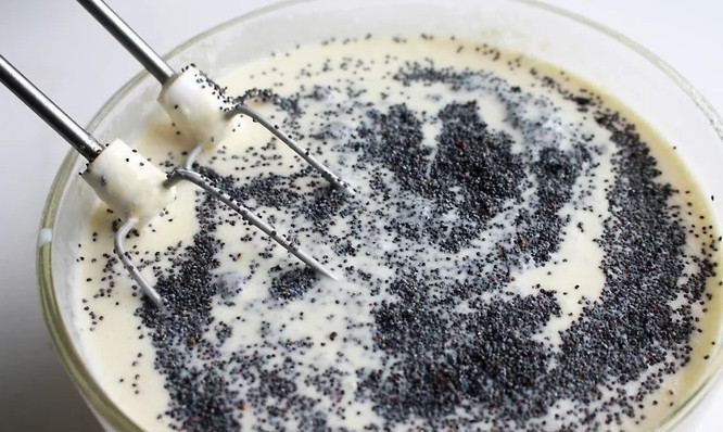 1. Этап. Маковые панкейки: 4. Добавьте мак.