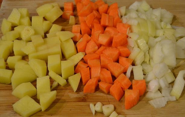 1. Этап. Суп чечевичный по-турецки: 1. Чечевицу сразу же ставим отвариваться в курином бульоне. Овощи моем, чистим, и нарезаем произвольными кусочками.