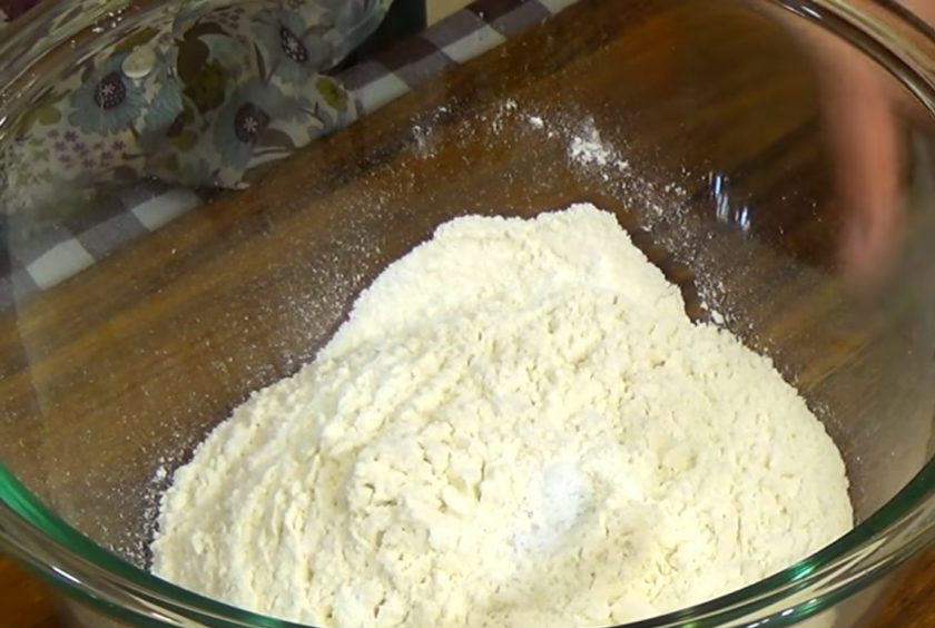 1. Этап. Картофельный перевернутый пирог: 1. Просеянную муку смешайте с солью. Добавьте нарезанное сливочное масло и разотрите массу в мелкую крошку. Добавьте яйцо и сметану, замесите эластичное тесто.
