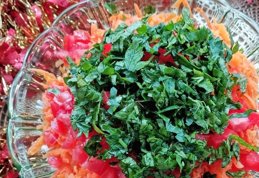 1. Этап. Салат Карнавал: Порубить петрушку.