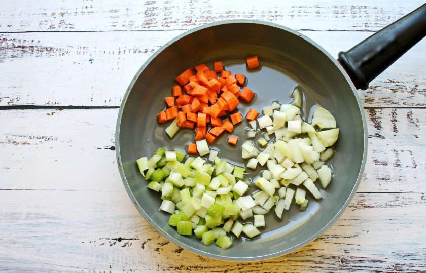 1. Этап. Лампредотто: В сковороду налейте растительное масло и разогрейте на среднем огне. Репчатый лук, морковь и сельдерей порежьте мелким кубиком и выложите в сковороду. Обжаривайте овощи в течение 7 минут, перемешивая.