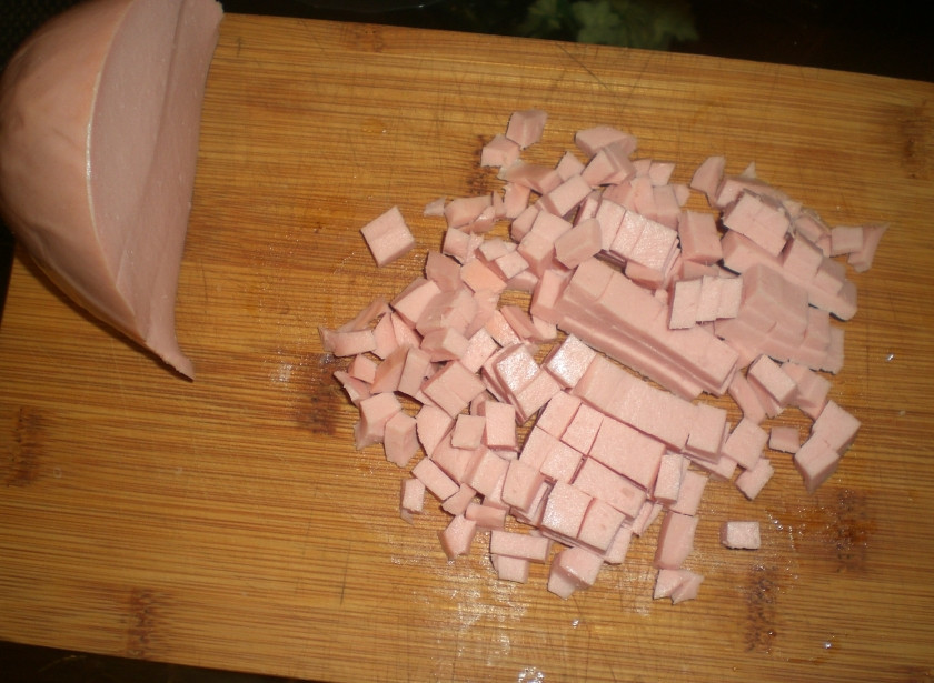 1. Этап. Салат Студенческий: 2. Вареную колбасу нужно порезать небольшими кубиками или тонкими полосочками. Ее можно заменить копченой колбасой, сосисками или любым мясом, которое есть под рукой.