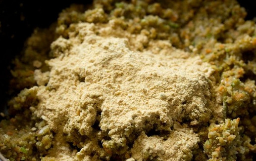 1. Этап. Котлеты без мяса в духовке: 5. Нутовую муку поджарьте на сухой сковороде до легкого золотистого цвета. После добавьте к овощам.