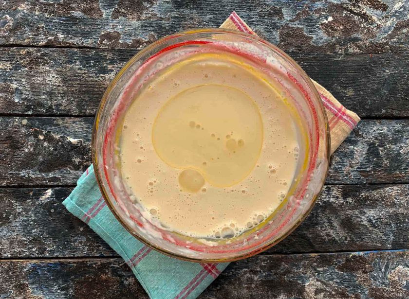 1. Этап. Блинный рулет с сыром: Влейте растительное масло и перемешайте.