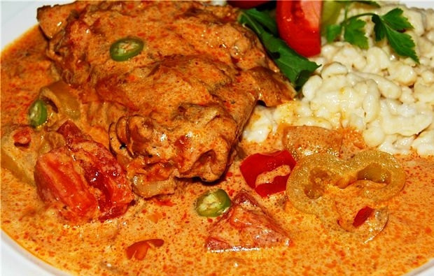 1. Этап. Чирке-паприкаш: Подают, как правило, следующим образом: выкладывают на тарелку кусочки цыпленка, щедро заливают овощным соусом, а также в качестве гарнира подают венгерские традиционные клецки. Приятного аппетита! :)