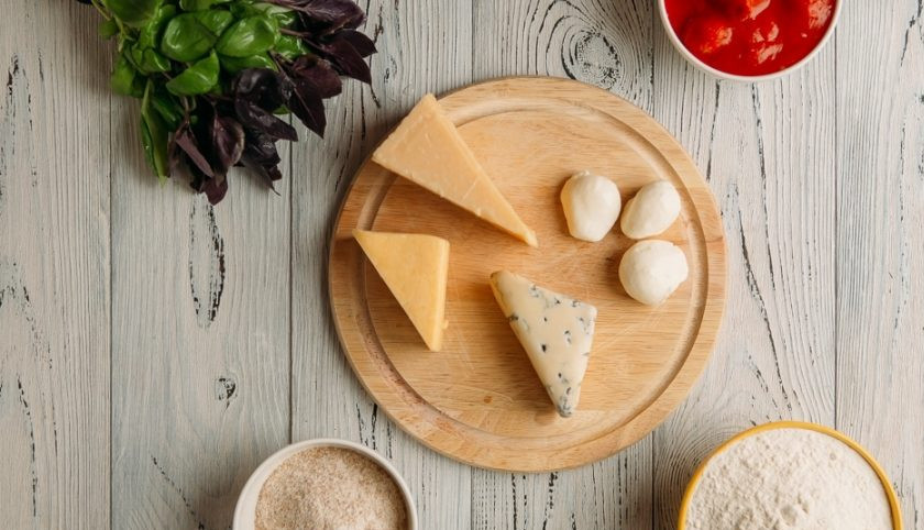 1. Этап. Пицца от Джейми Оливера: Дрожжи залейте водой на 10 минут. Затем соедините их с мукой и солью. Вымешивайте тесто 6 минут. Оставьте его в тёплом месте на 1,5 часа.