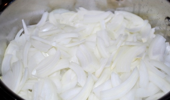 1. Этап. Солянка с оливками: 2. Когда мясо сварилось, остудите его немного, а бульон процедите. На дно сковороды или сразу кастрюли налейте немного растительного масла и разогрейте. Очистите лук и нарежьте, выложите в масло и обжарьте до золотистого цвета.