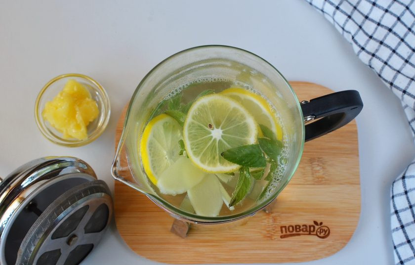 1. Этап. Имбирный чай для повышения иммунитета: Когда вода закипит, снимите с огня, дайте пару минут ей остыть, крутым кипятком заливать не стоит. Добавьте воду, оставьте на 15 минут настаиваться чай.