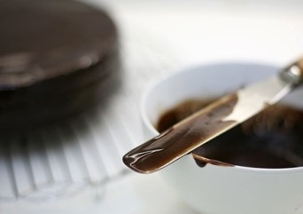 1. Этап. Торт Прага по ГОСТу: Для глазури смешаем растопленный шоколад и сливочное масло. Заливаем торт глазурью. Сверху украшаем шоколадной стружкой (или просто по своему желанию).