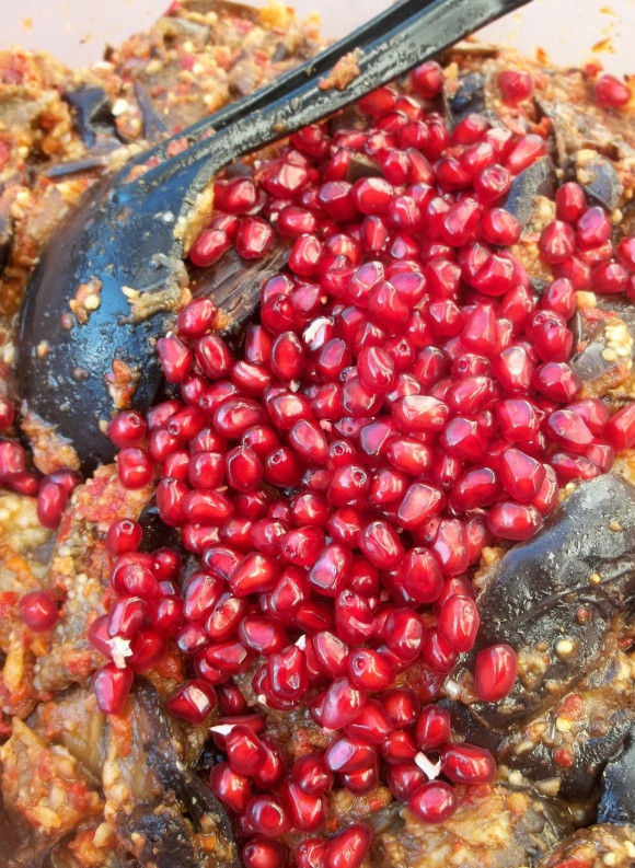 1. Этап. Баклажаны с гранатом: Затем вылейте соус в чашку с баклажанами, перемешайте. И высыпьте зёрна граната.