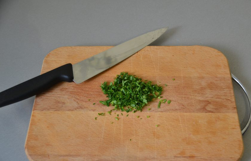 1. Этап. Куриный суп с сырными шариками: Мелко нарежьте зелень петрушки.