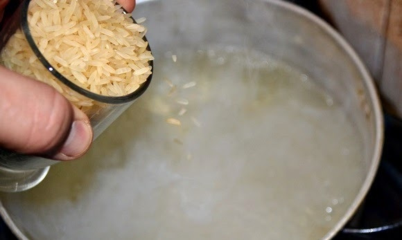 1. Этап. Рагу из говядины в тыкве по-аргентински: В той самой воде, где варилась кукуруза, мы отварим рис до состояния аль денте, он должен быть слегка твердым.