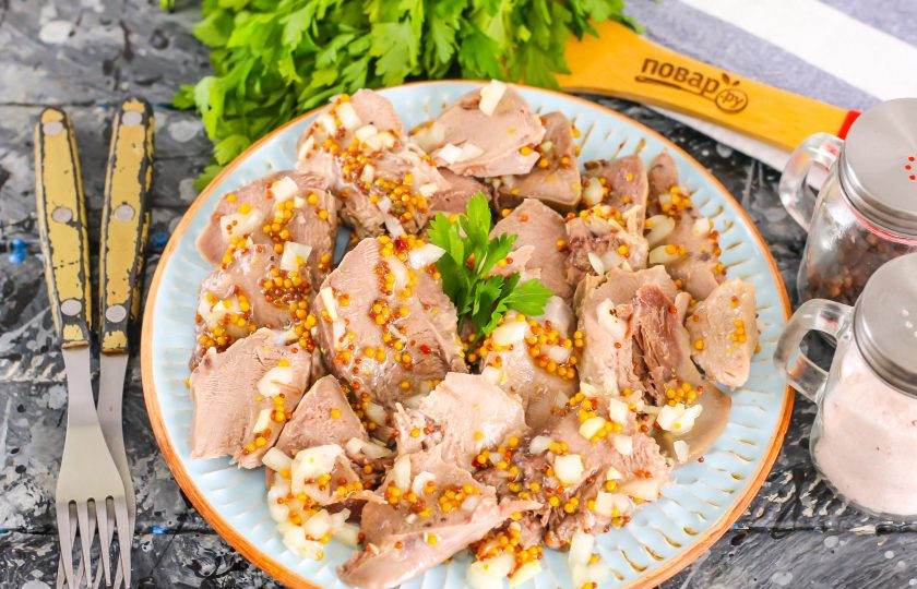 1. Этап. Маринованный язык: При подаче выложите маринованный язык на тарелки или блюдо, украсьте свежей зеленью.