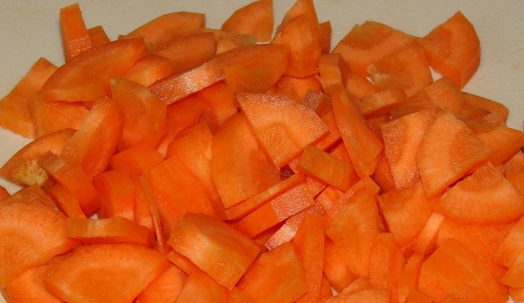 1. Этап. Свинина с картофелем: Морковь нарезаем кольцами, полукольцами или четвертькольцами, кому как нравится.