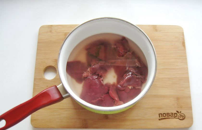 1. Этап. Салат с куриной печенью и фасолью: Куриную печень промойте, обрежьте жилки и жир. Выложите в кастрюлю и залейте водой. Поставьте на плиту.