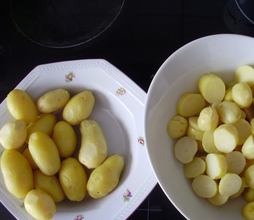 1. Этап. Салат к ленивым голубцам: Картофель отвариваем в мундире, остужаем, очищаем и нарезаем толстыми кружочками.