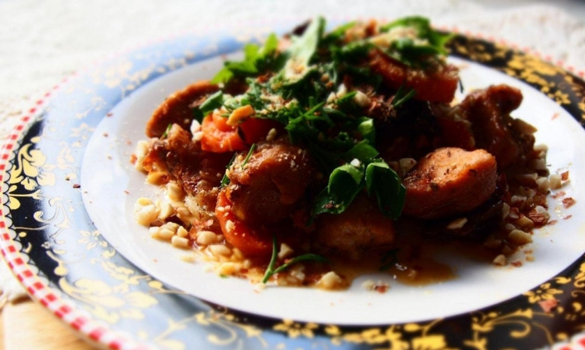 1. Этап. Филе индейки, тушенное с черносливом: Горячую индейку обсыпьте орехами и зеленью. Приятного аппетита!