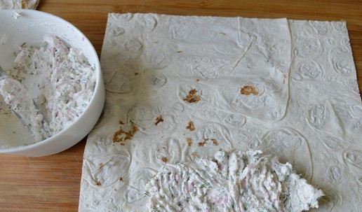 1. Этап. Завертон с индейкой и пикантным соусом: Отступаем от низа и боковых сторон приблизительно по 5 см, густо намазываем соусом.