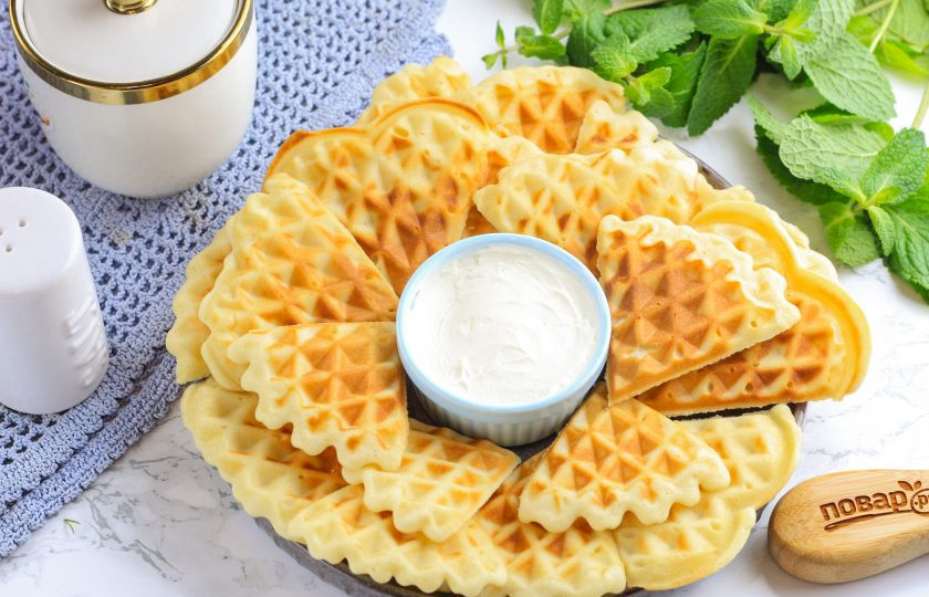 1. Этап. Хрустящие вафли на маргарине: При подаче разломите вафли на отдельные сегменты и подайте со сметаной, сладким соусом, вареньем или джемом к столу.