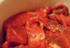 1. Этап. Говядина с цветной капустой: Мясо замариновать в соусе и оставить на 30 минут.