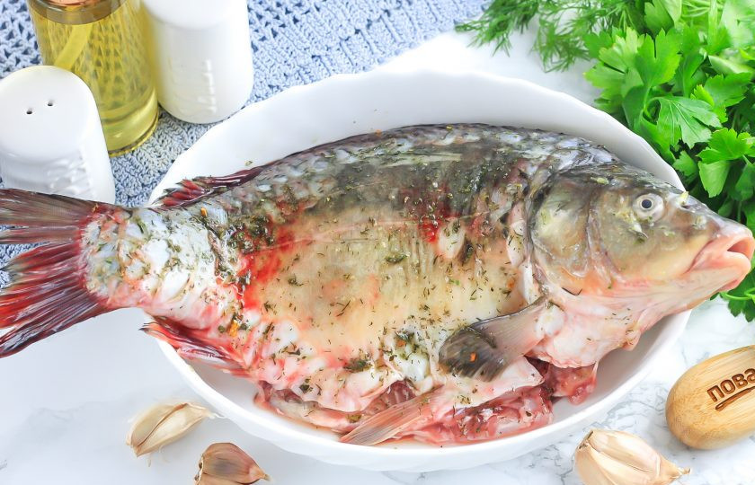 1. Этап. Золотистый карп с шалфеем: Смешайте шалфей с приправой и спрессуйте туда же пару очищенных зубчиков чеснока. Натрите карпа внутри и снаружи полученной смесью.