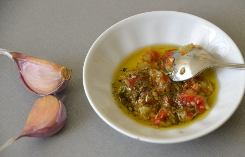 1. Этап. Баклажаны Жар-птица: Сделайте чесночную заправку из чеснока, оливкового масла и пряных трав, можно использовать перечную заправку из чеснока и острого перца.