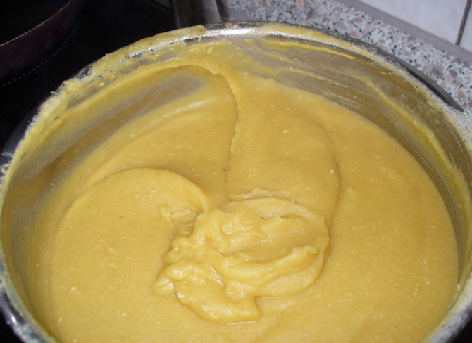 1. Этап. Чечевичное пюре: Отдельно жарим мелок порезанный лук и бекон. Тем временем размешиваем в блендере то, что мы варили в кастрюле.