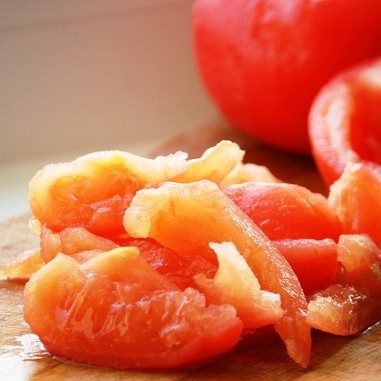 1. Этап. Курица по-провански: Помидоры очищаем от кожуры и нарезаем крупными дольками.