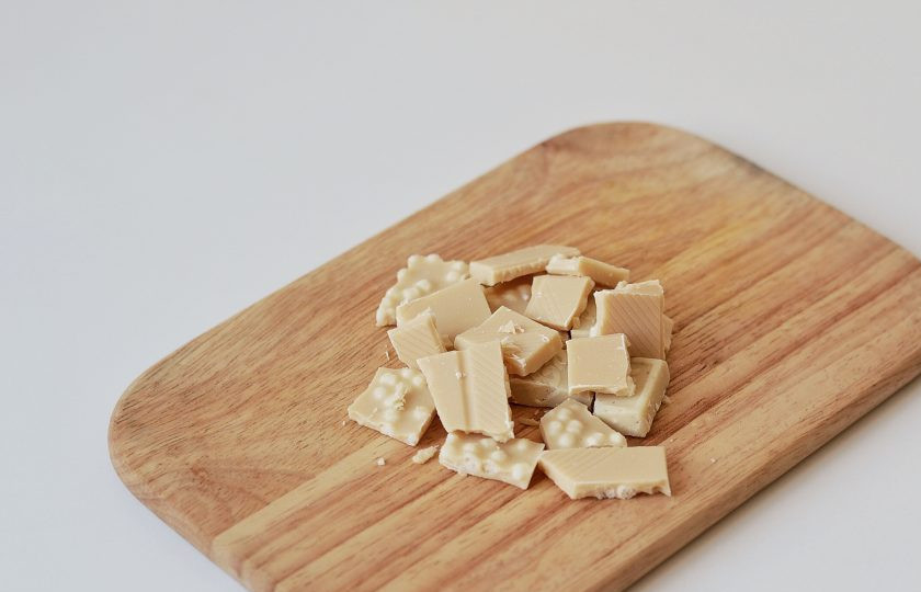 1. Этап. Белый горячий шоколад: Белый шоколад порубите на кусочки.