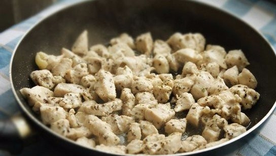 1. Этап. Салат без майонеза Пальчики оближешь: Филе промойте и нарежьте кубиками. Обсушите его и посыпьте приправой. Оставьте курицу мариноваться на 1 час в холодильнике. Затем обжарьте филе до готовности.