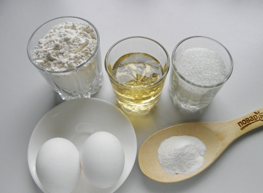 1. Этап. Ленивый медовик: Сначала подготовьте продукты для бисквита. Понадобится полтора стакана муки, два яйца, три столовых ложки сахара, три столовых ложки меда и разрыхлитель теста. Можно добавлять ванилин.