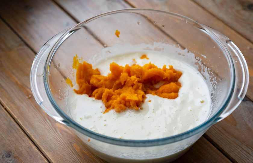 1. Этап. Тыквенно-овсяный пирог: К этой смеси добавьте тыквенное пюре, слегка охлажденное. Перемешайте венчиком.