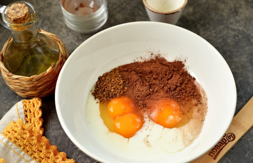 1. Этап. Шоколадно-кофейный омлет: Влейте молоко, всыпьте сахар.