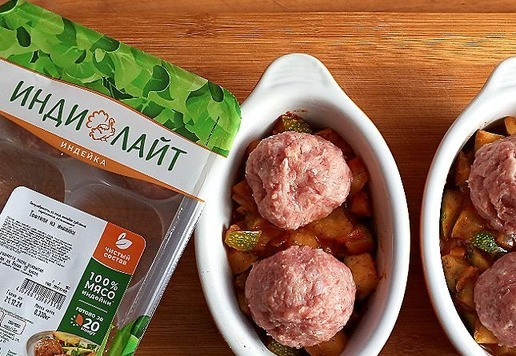 1. Этап. Тефтели с кабачком в томатном соусе: Готовим индивидуальные формочки. На каждую формочку берём по 2 тефтели. Такая подача будет праздничная. Выкладываем цуккини с соусом на низ, сверху помещаем тефтели. Ставим в духовку, выставив время - 30 минут и Т-180 С.