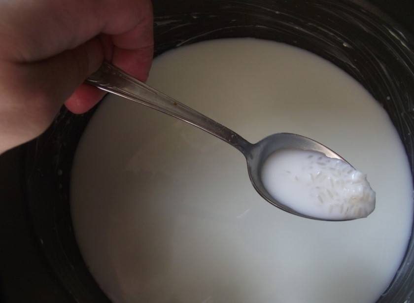 1. Этап. Молочная каша: Залейте рис молоком и водой, немного посолите и и добавьте сахар по вкусу. Включите режим 