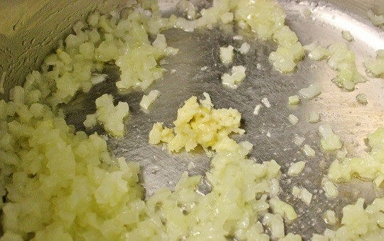 1. Этап. Суп-пюре из спаржи: 3. В сотейнике или кастрюле растопите сливочное масло. Очистите луковицу и измельчите кубиками. Обжарьте до прозрачности и добавьте пропущенный через пресс чеснок.