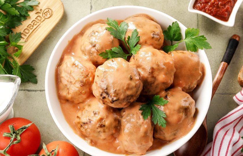 1. Этап. Ленивые голубцы в аэрогриле: Ленивые голубцы в аэрогриле готовы. Выложите их на тарелку, полейте соусом и подайте к столу горячими. Приятного аппетита!