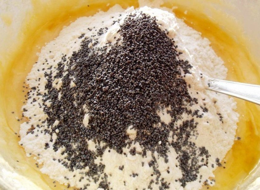 1. Этап. Яблочный маковый пирог: Введите муку, разрыхлитель и мак.