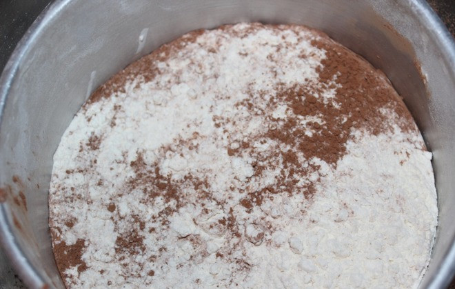 1. Этап. Торт Красный бархат: Смешать муку с содой, порошок какао и разрыхлитель.