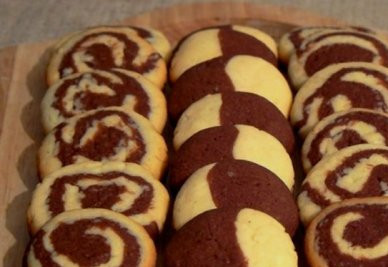 1. Этап. Печенье День и ночь: Выпекаем печенья в духовке при температуре 200 градусов минут 15.