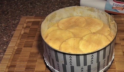 1. Этап. Французский яблочный пирог исчезающий: Яблоки сложить в емкость, добавить сок лимона, чтобы не потемнели. Туда поместить все яблоки так, чтобы каждое было покрыто тестом. Форму для запекания (у меня неразъемная 15 см) застелить пергаментом. Пергамент смазать маслом. Выложить яблочную массу в форму. Ставим форму в разогретую духовку на 180 °C на 40-60 минут.