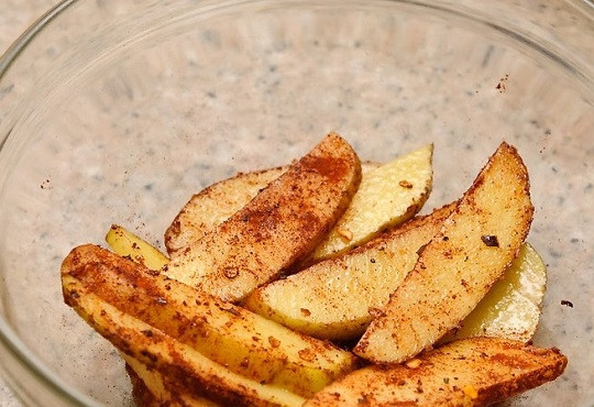 1. Этап. Ужин на скорую руку из картошки: 3. Добавьте соль, специи и растительное масло. Тщательно все перемешайте.